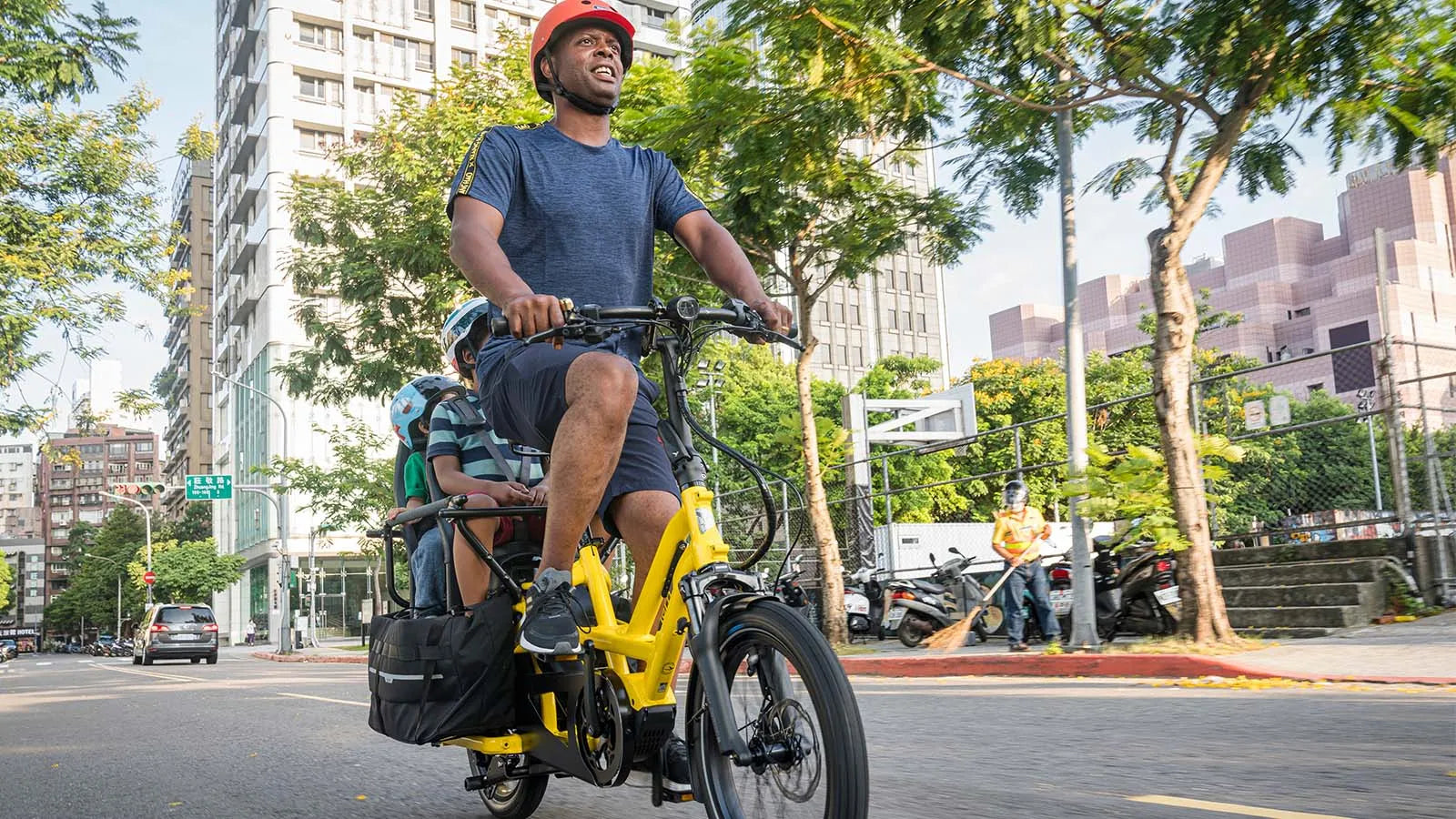 Man riding Tern GSD with two child passengers