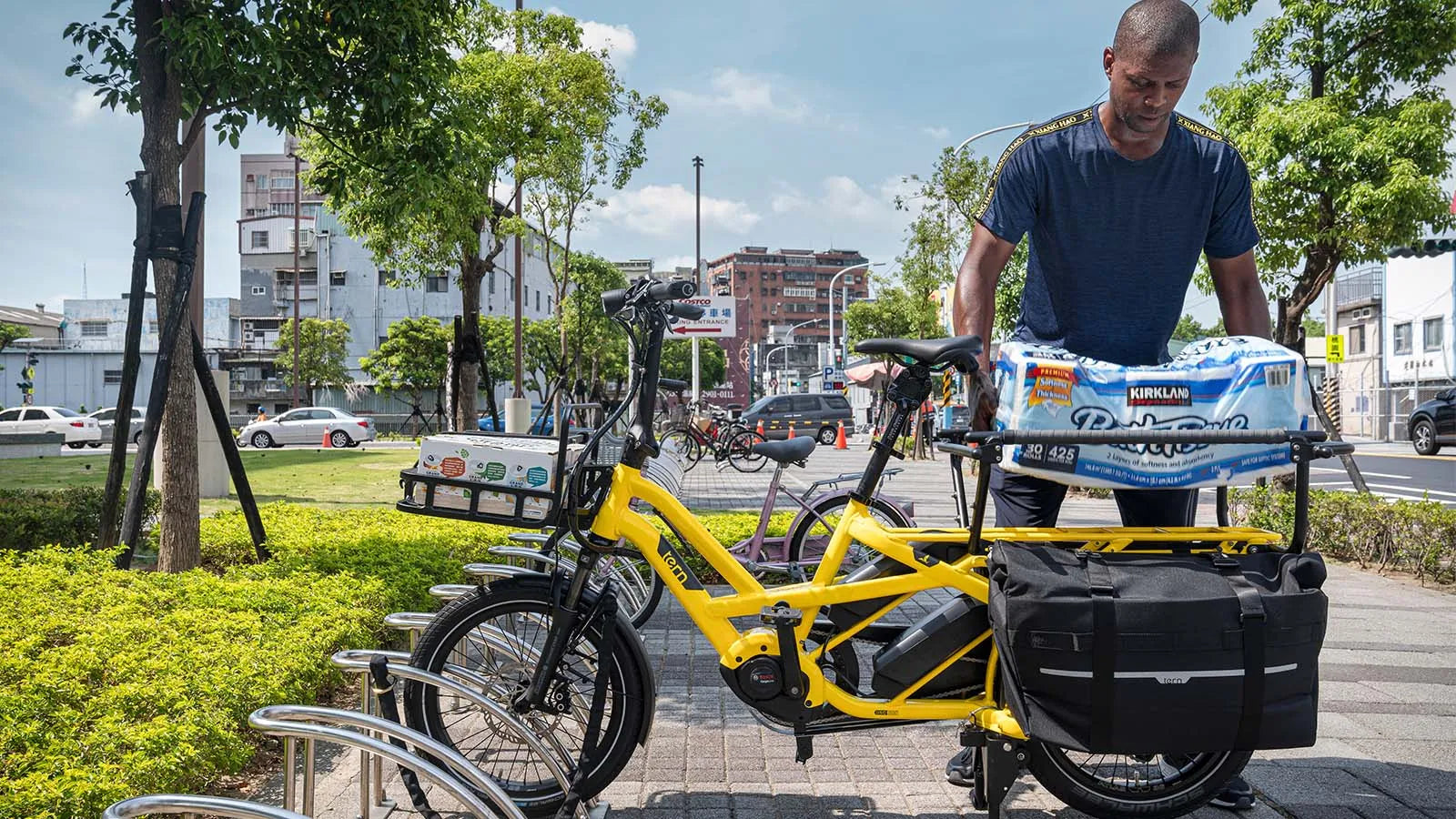 Man loading cargo on Tern GSD e-bike